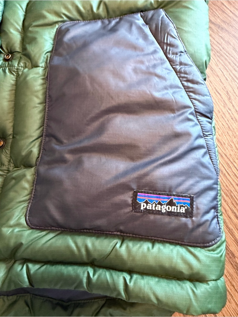 Patagonia Women’s Hooded Bivy Hoooded Down Vest - Green/Tan - Picture 3 of 6